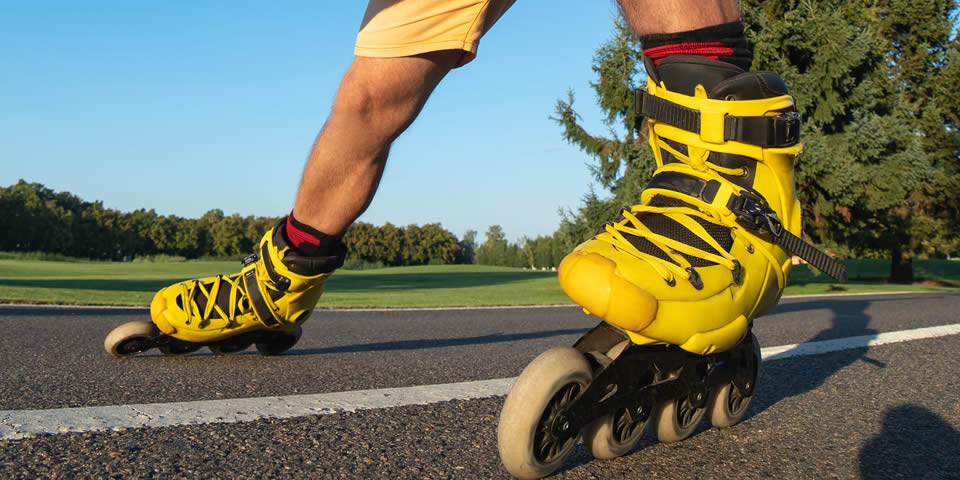 roda de patins no asfalto